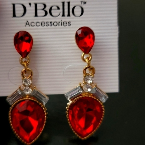 🍀Gold tone Red Post Dangle Earrings NWT - Picture 2 of 3